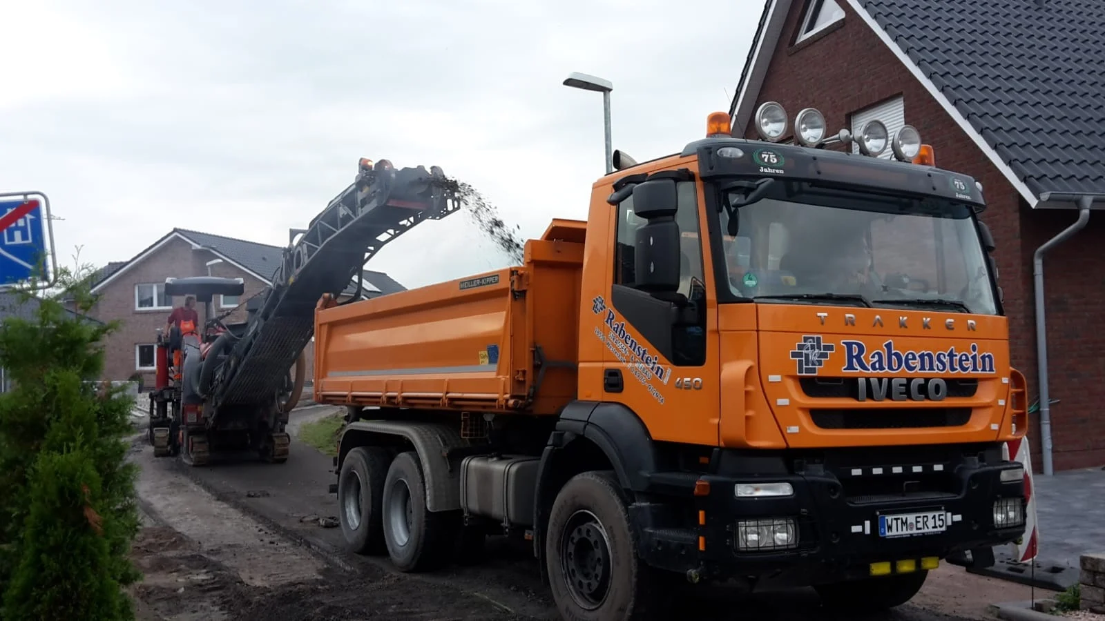 Rabenstein-Lkw und Bagger beim Straßenbau