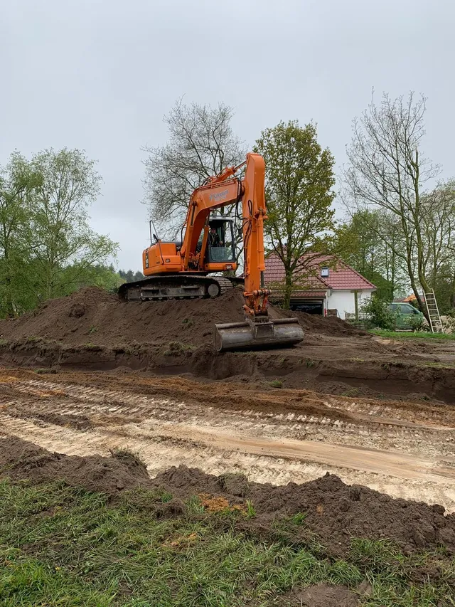 Kettenbagger im Einsatz bei Erdarbeiten.