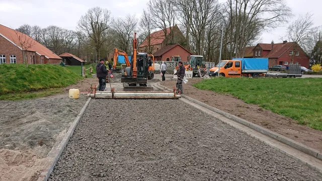 Pflasterarbeiten mit Verlegemaschine auf einer Baustelle.